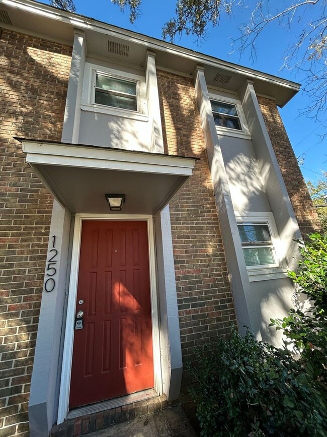 Building Photo - Upgraded 2BR/1.5BA Townhouse Apartment Conveniently Located!