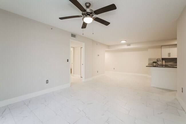 Building Photo - Remodeled, Move-In Ready 3-Bedroom Condo in Prime Naples Location