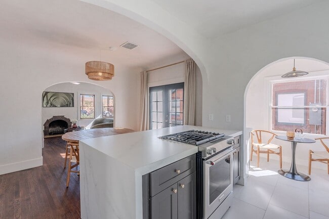 Building Photo - Rare 2 Bed 2 Bath Remolded Home in FQ Hist...