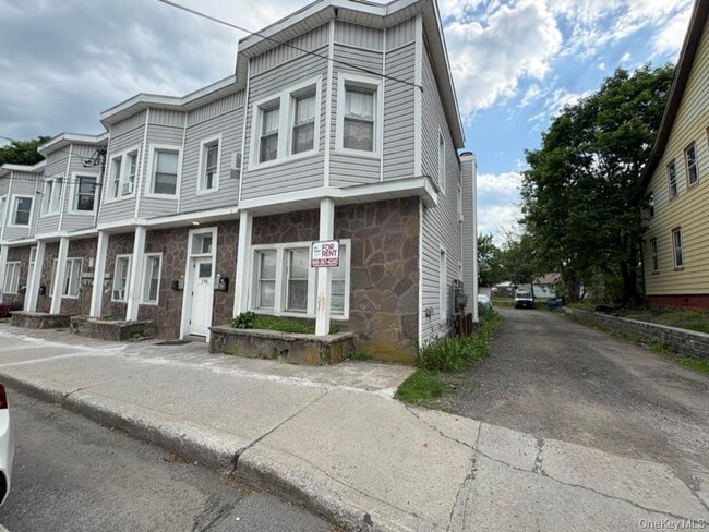 Building Photo - 208 Main St