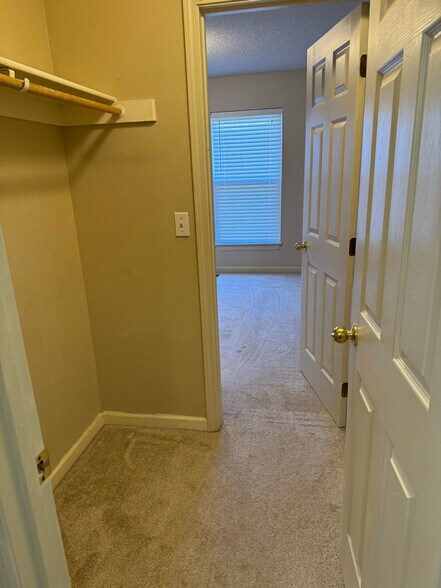 Building Photo - 1160 E 77th Terrace