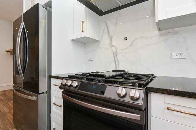 Building Photo - 606 59th St