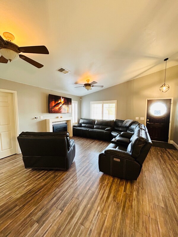 Building Photo - 901 E Julia Way