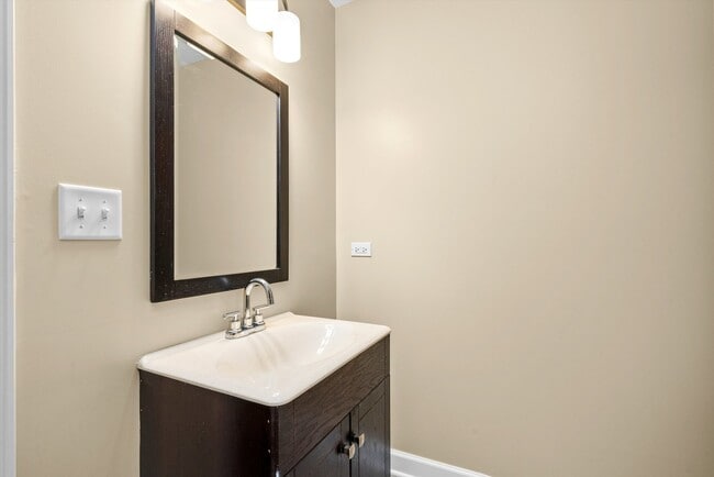 Building Photo - 552 W Cullerton St