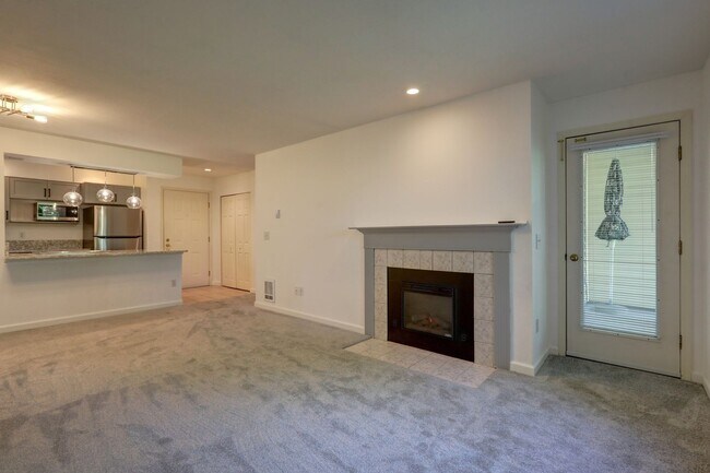 Building Photo - Charming Updated 2 Bedroom 2 Bathroom Bellevue Condo