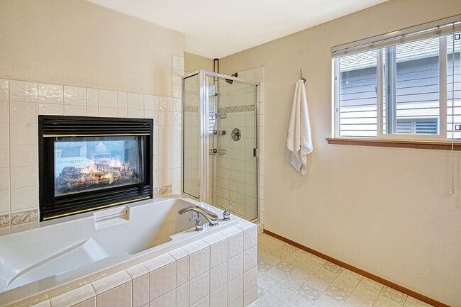 Building Photo - 4bd/2.5ba Renton Home