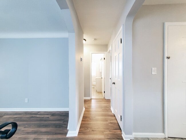 Building Photo - 3 Bed - 2 Full Bath Cape Cod for Rent!