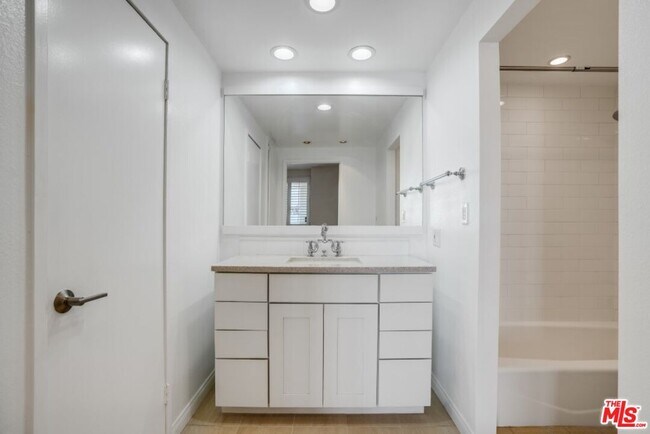 Building Photo - 321 S San Vicente Blvd