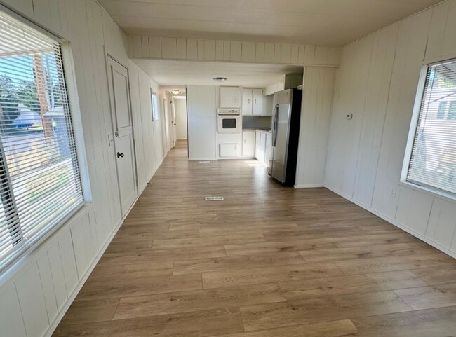 Building Photo - Available NOW!  Affordable 2bdrm, 1 bath