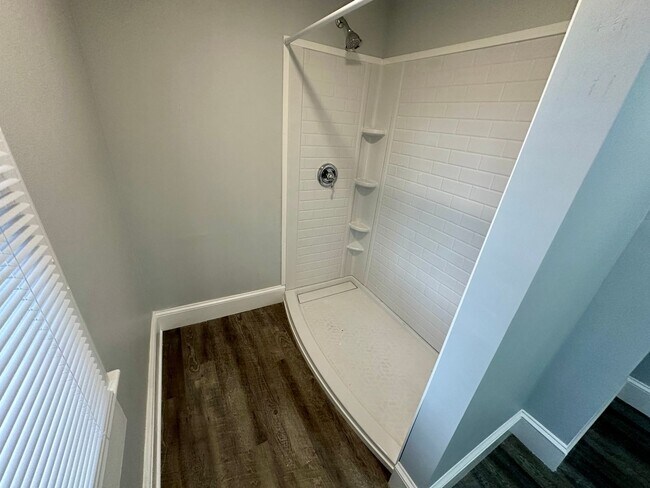 Building Photo - 4 Bedroom 3 Bathroom