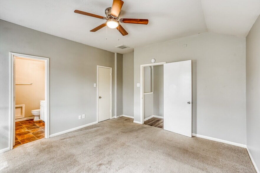 Building Photo - 5811 Ridgebluff Ln