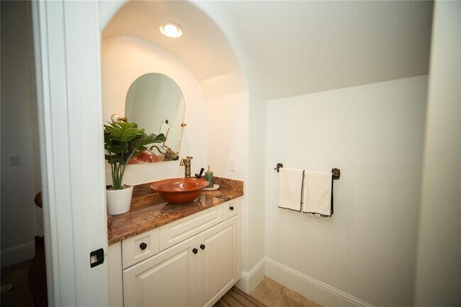 Building Photo - 719 Eastlawn Dr