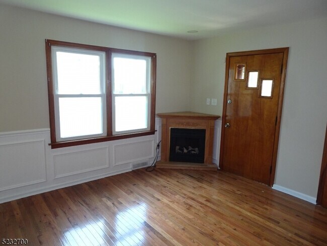Building Photo - 275 Firth St