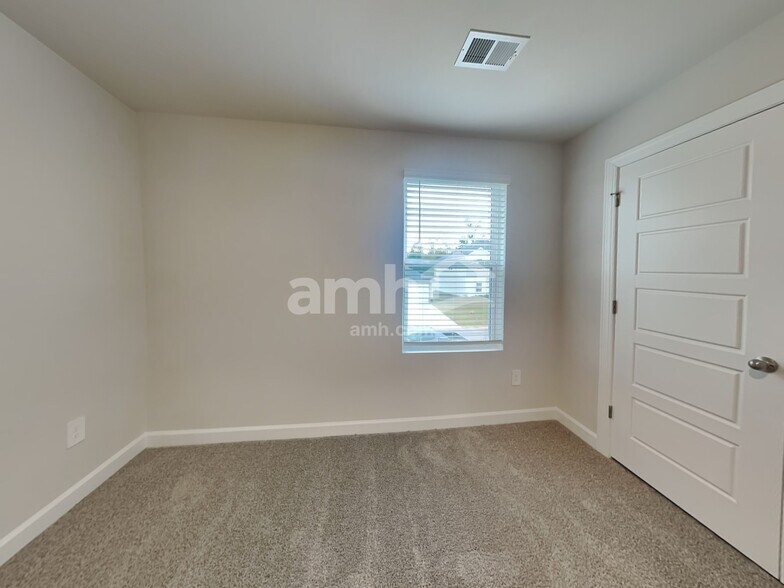 Building Photo - 754 Treeline Rd