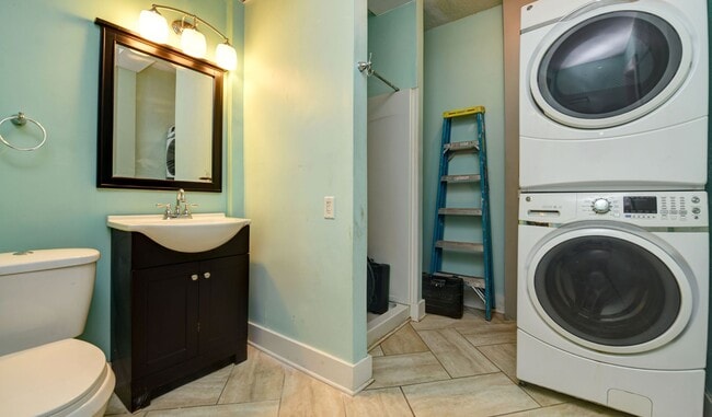Building Photo - Charming 2-Bedroom Duplex in Franklin Park