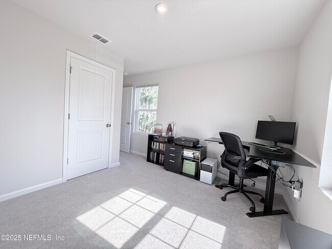 Building Photo - 5885 Creekside Crossing Dr