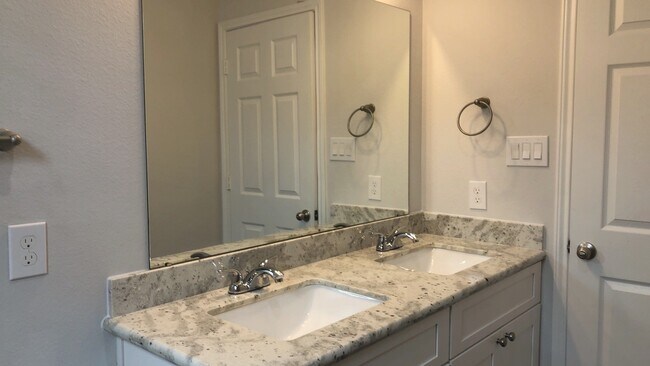 Building Photo - 9218 Nyssa Ave