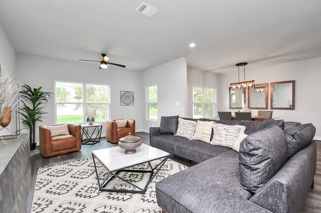 Building Photo - 3814 Lakewood Dr