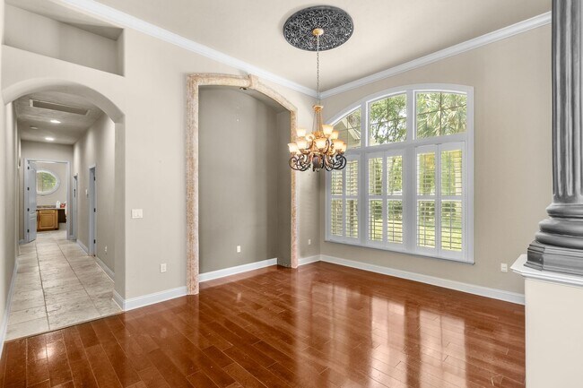 Building Photo - Executive Gainesville Rental: Custom 4 Sui...
