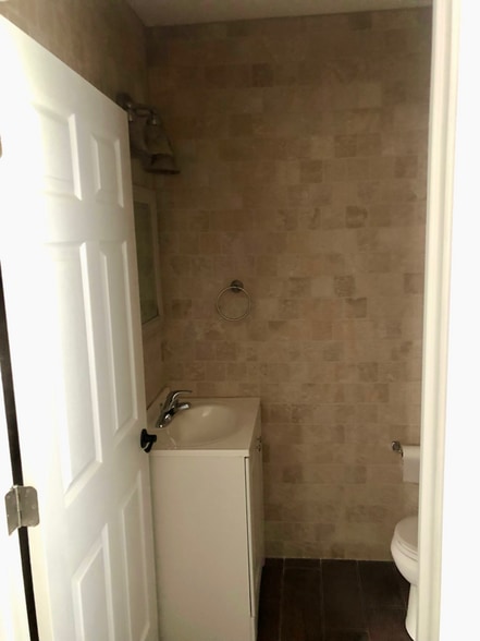 Building Photo - 1206 E Main St