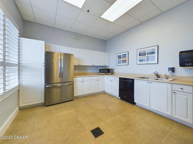 Building Photo - 4670 Links Village Dr