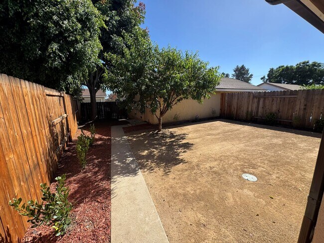 Building Photo - East Ventura Duplex – 2 Bedroom, 1.75 Bath...