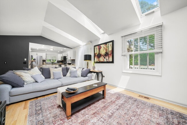 Building Photo - 4-Bed / 2-Bath Nicely Updated Home