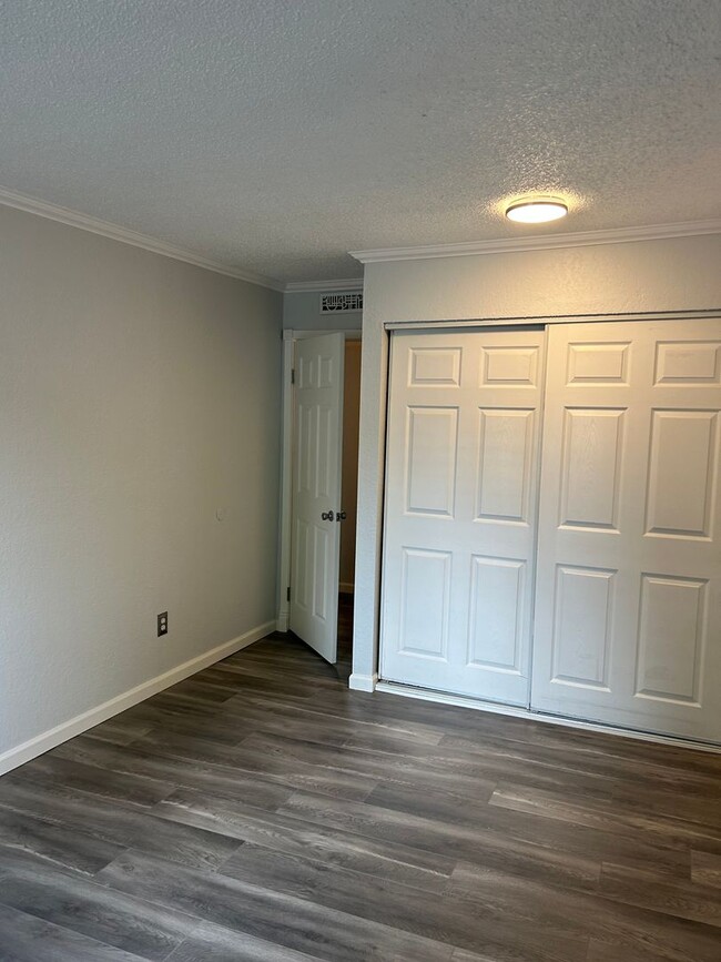 Building Photo - Juanita Updated 2 Bedroom 1 Bath Condo W/D...