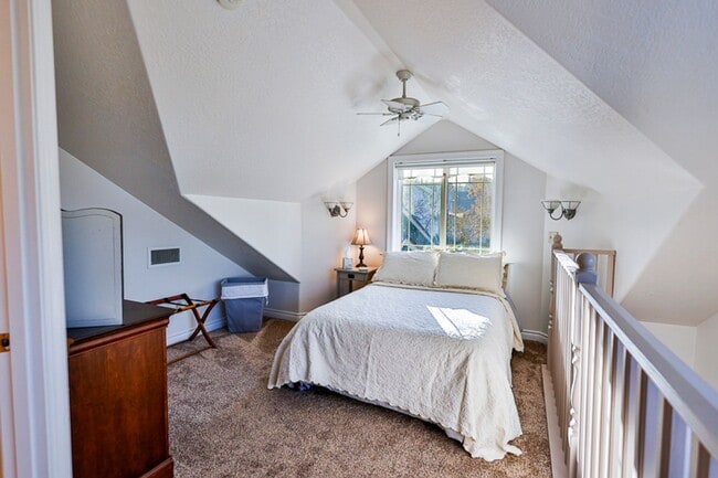 Building Photo - The Nest: Fully Furnished detached Cottage...