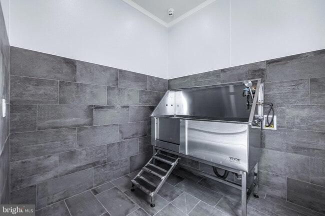 Building Photo - 1005 Admiral Ln