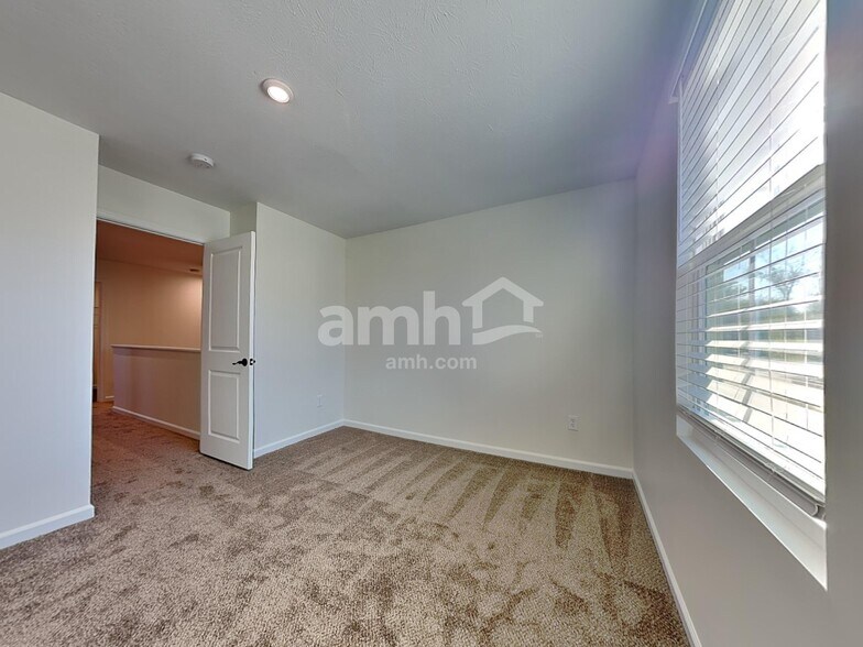 Building Photo - 213 Wooded Ridge Dr