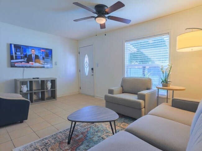 Building Photo - 831 Rouse St