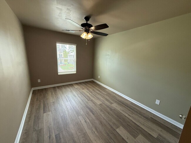 Building Photo - Open concept 4 bed, 2.5 bath home with fen...