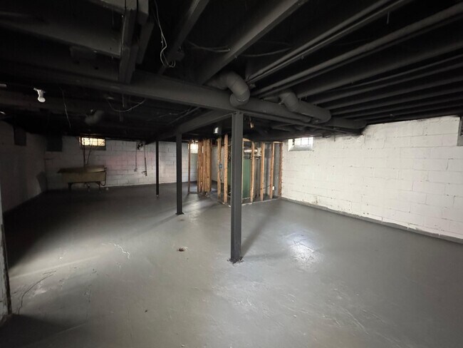 Building Photo - 9927 Beaconsfield St