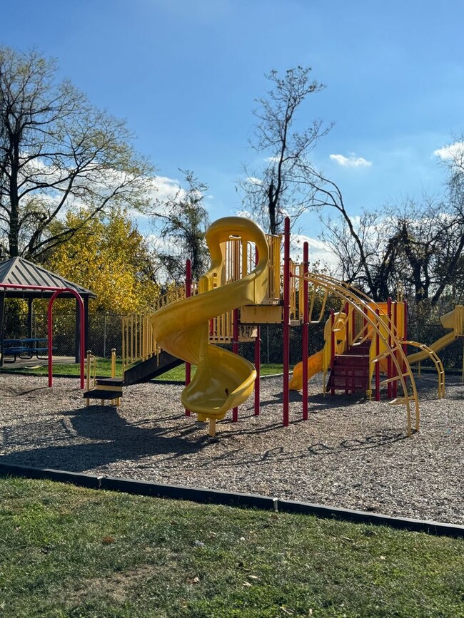 Building Photo - Lovely Two Bedroom House Next to Playground