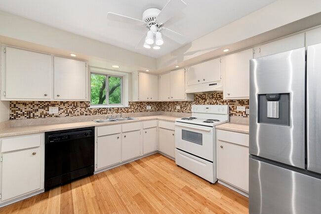 Building Photo - 2392 Abbeywood Dr