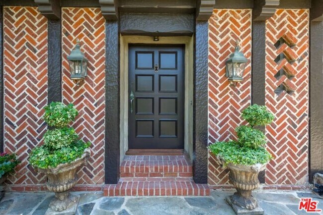 Building Photo - 1957 Mandeville Canyon Rd