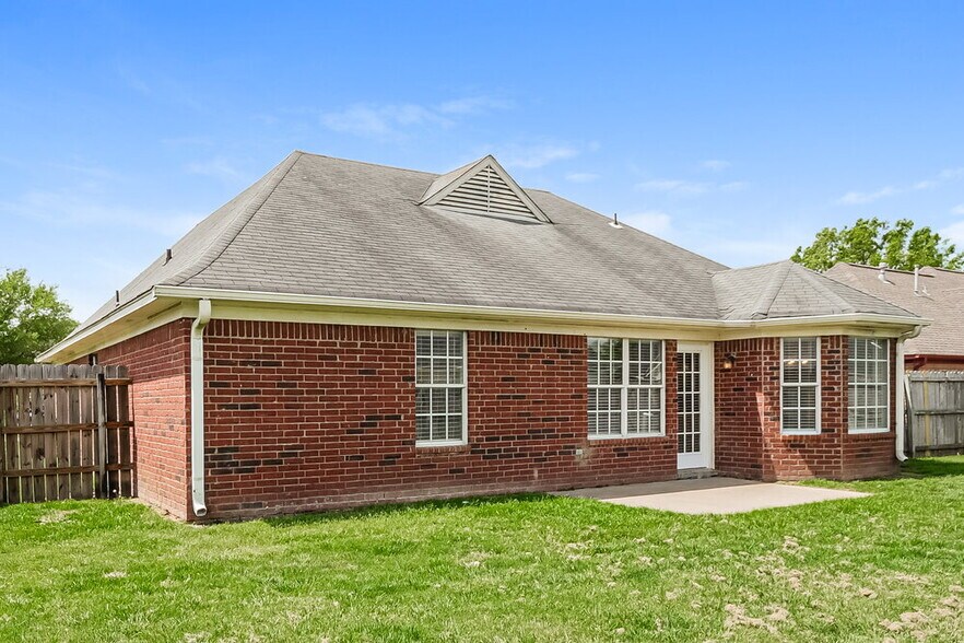 Building Photo - 7470 Jennifer Dr
