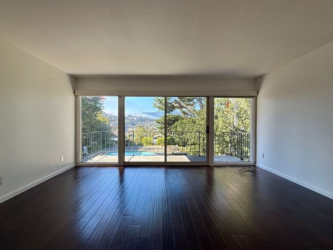 Building Photo - Top Floor Corner Unit Condo With Amazing V...