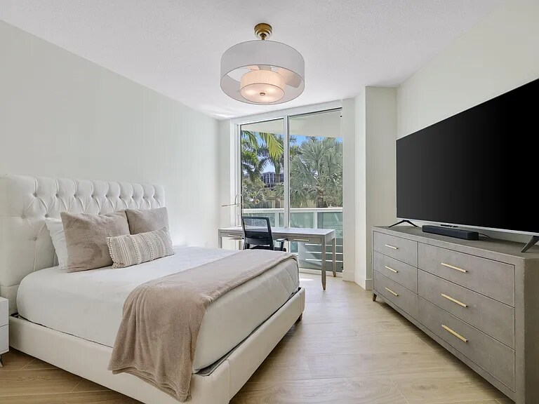 Building Photo - 347 N New River Dr E