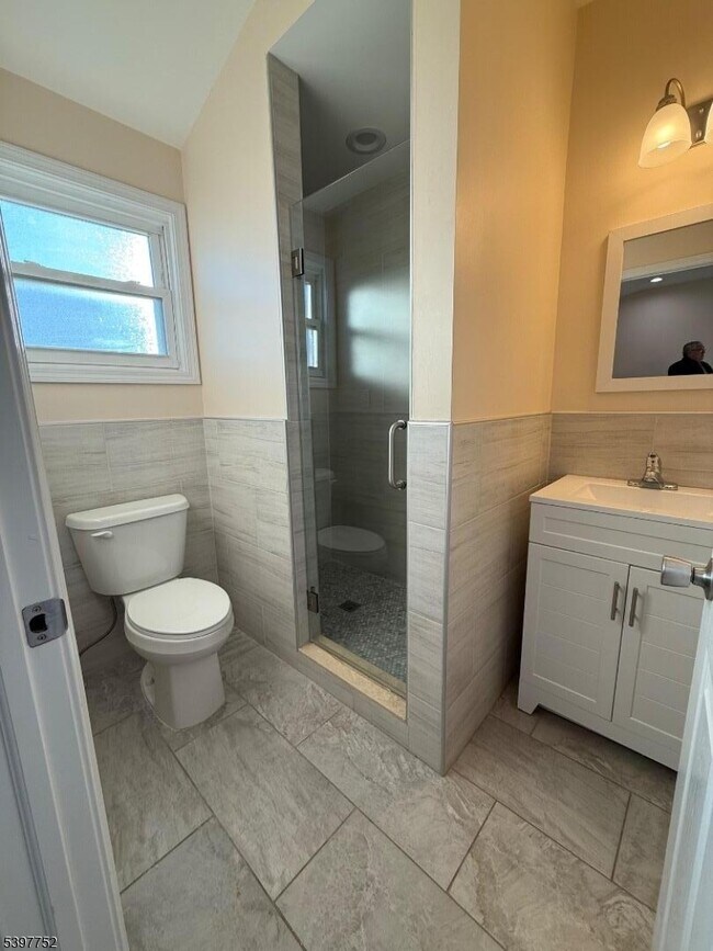 Building Photo - 208 Walnut St