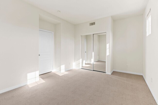 Building Photo - Remodeled 5 Bedroom Home in HOA