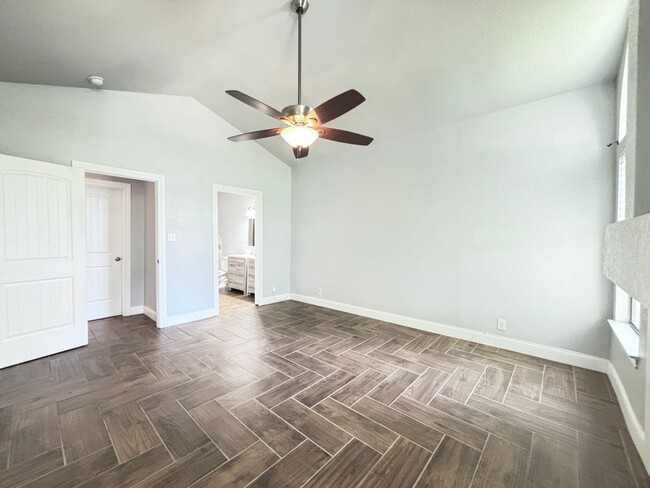 Building Photo - Updated Single Family Home with community ...