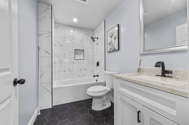 Building Photo - 341 E 91st St