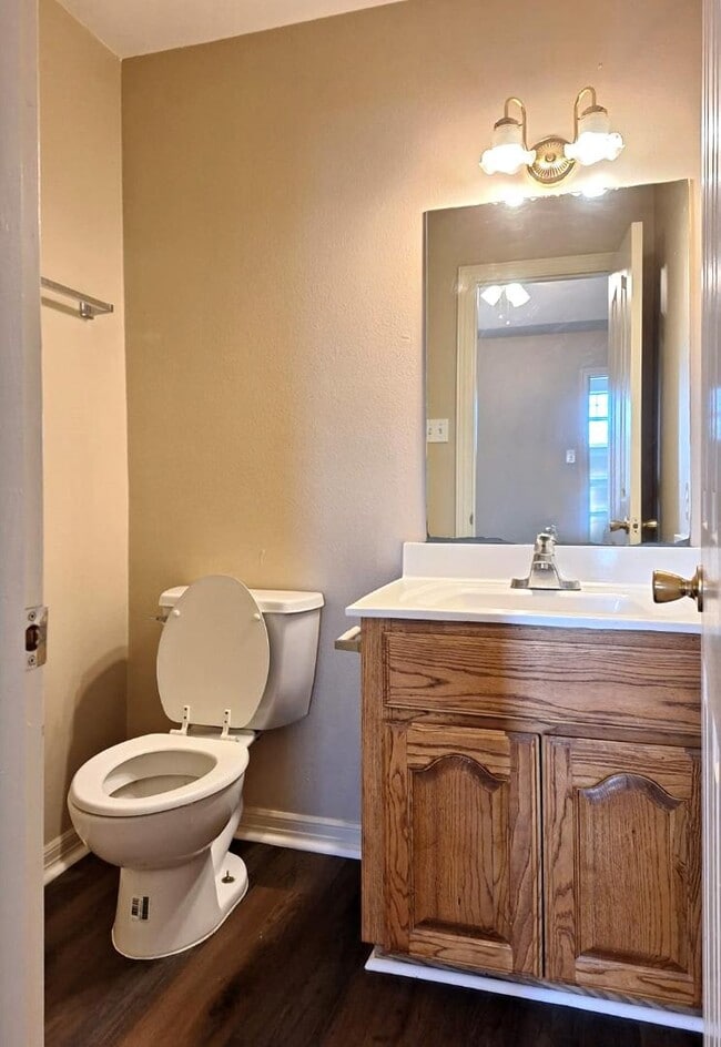 Building Photo - 1402 W Kiwi Ave