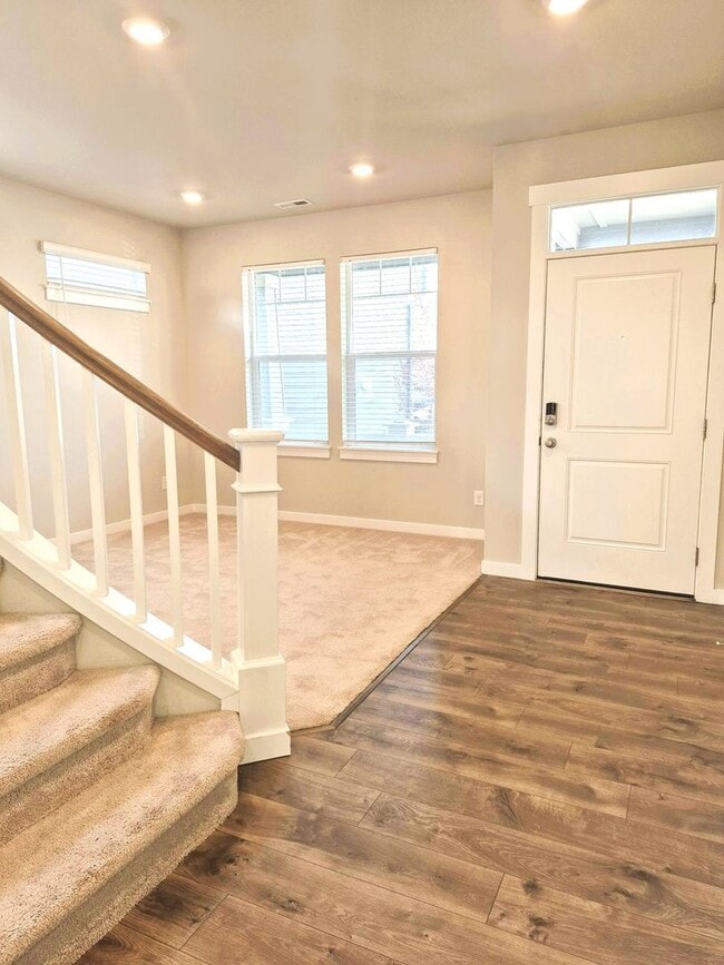 Building Photo - Beautiful 5BD/3BA home located in Rainer Ridge