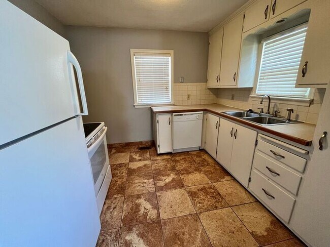 Building Photo - 2 Bed / 1 Bath House Near NKC!