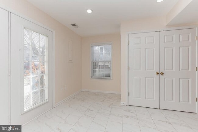 Building Photo - 20449 River Ripple Square