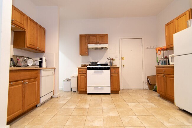 Building Photo - Allston 2bed close to BU available 9/1/2026 $3000/month