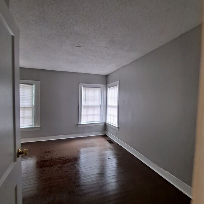 Building Photo - 3176 Lyndale Ave